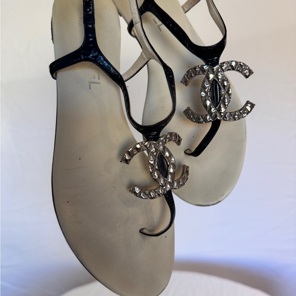 Chanel Chic Black Sandals with Embellished Logo - Picture 1 of 10